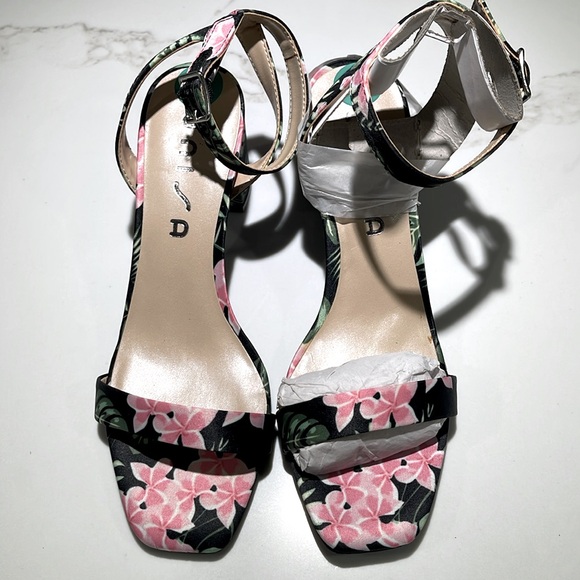 🥳UNISA 3” Heeled Flowered Sandals, Size 8 - Picture 6 of 8